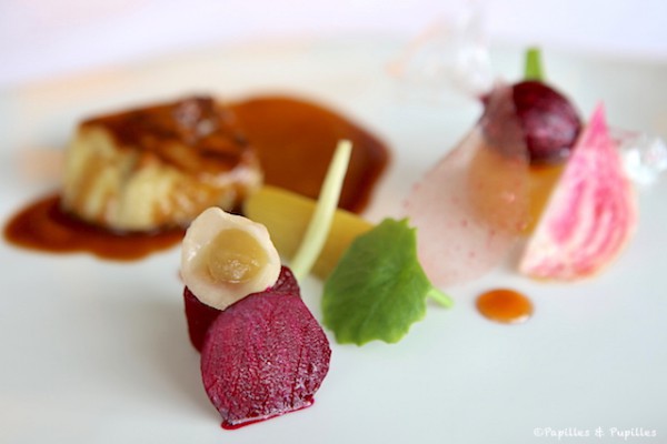 Foie gras extra des Landes grillé au barbecue et en bonbons acidulés. Déclinaison de betteraves, rhubarbe et jus de canard concentré