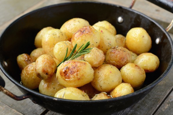 Pommes de terre nouvelles et romarin © lizabarbiza shutterstock
