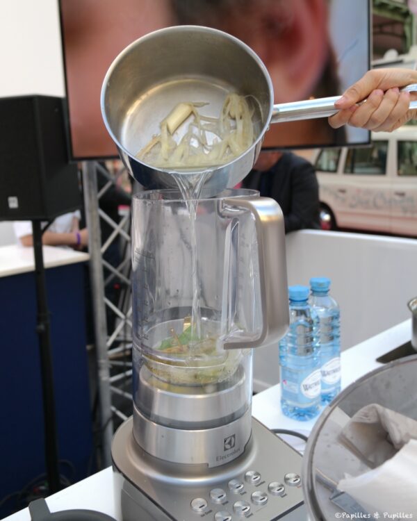 Versez dans le blender