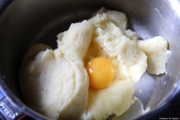 Incorporez les oeufs un par un