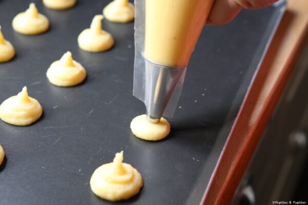 Dressez à l'aide d'une poche à douille