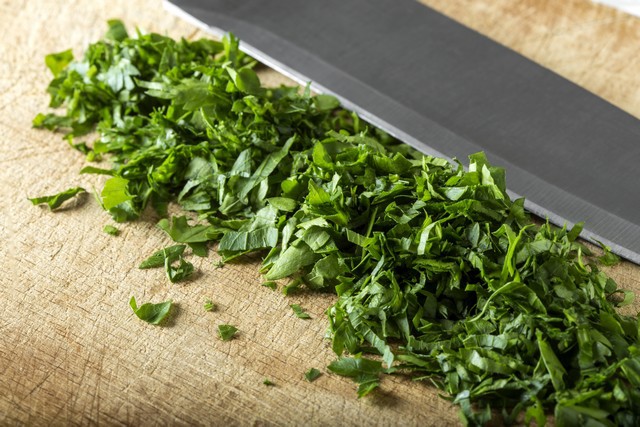 Ciseler le persil ©Sebastian Radu shutterstock