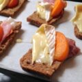 Camembert avec jambon et abricots frais
