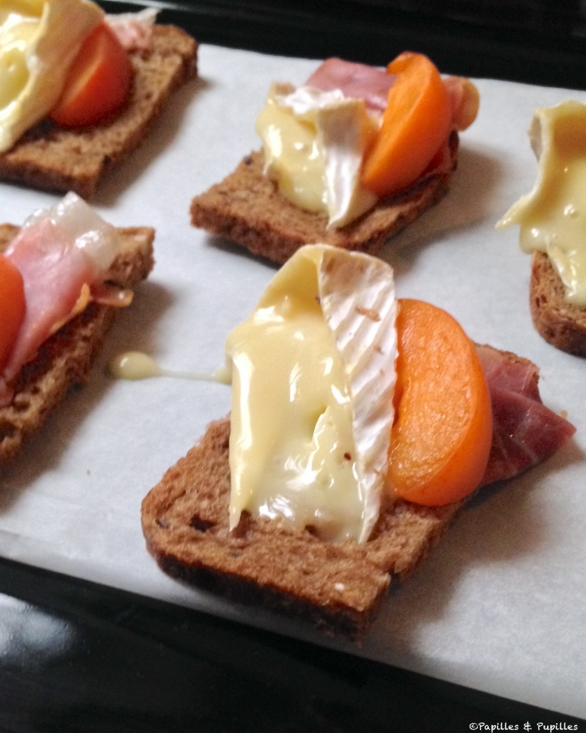 Camembert avec jambon et abricots frais