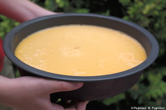 Crème renversée au caramel avant démoulage