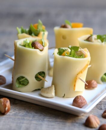Makis de fromage à la roquette et aux fruits secs
