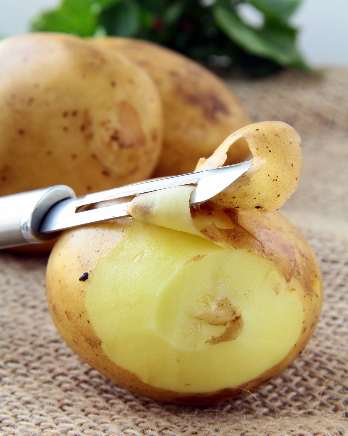 Épluchage des pommes de terre avant cuisson