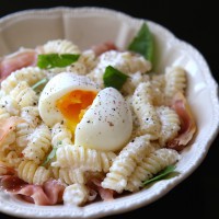 Pâtes à la ricotta, basilic, jambon et oeuf mollet
