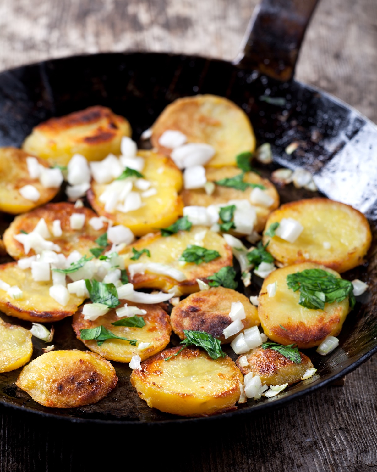 Pommes de terre sautées à l'ail et au persil dans une poêle