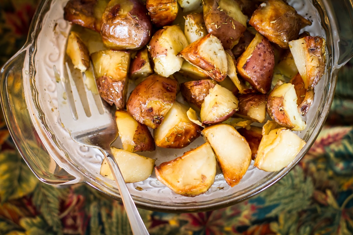 Pommes de terre sautées bien dorées dans une poêle