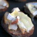 Tartines de Camembert, poires et amandes