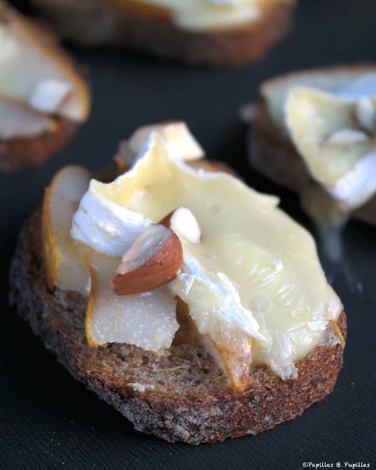 Tartines de Camembert, poires et amandes