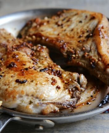 Côtes de porc à l'ail et aux graines de moutarde