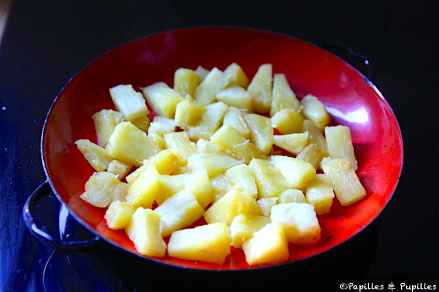 Dés d'ananas dans le plat à gratin