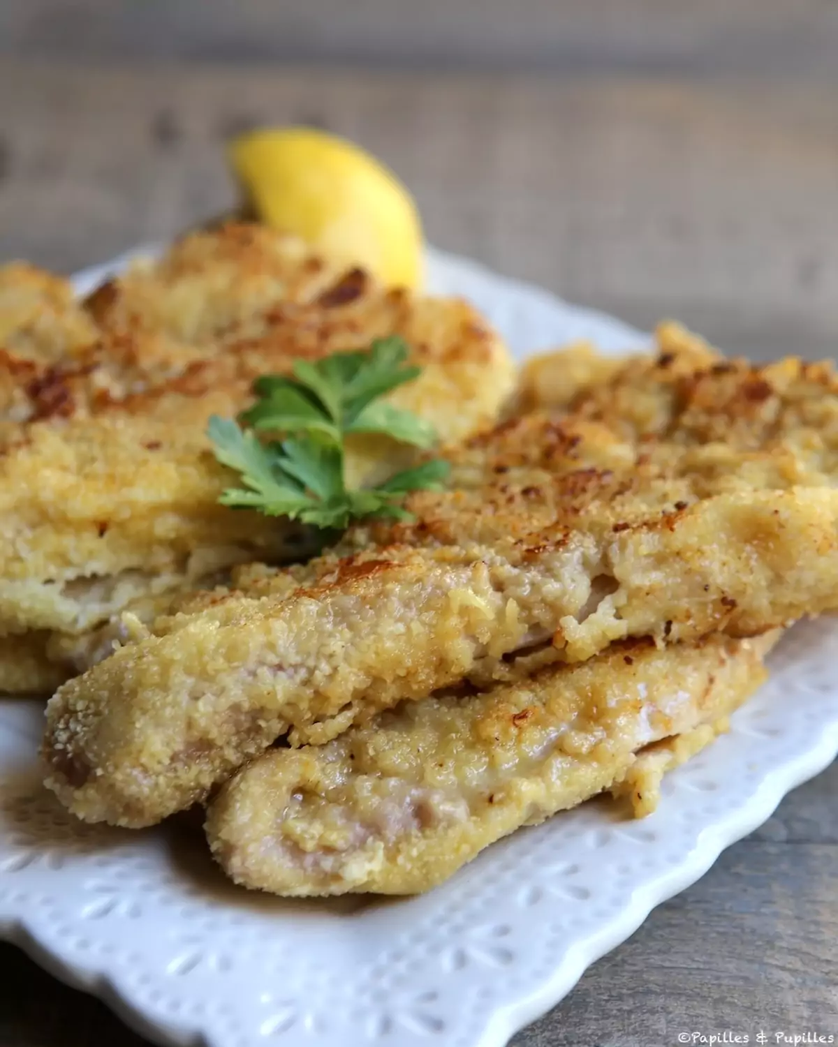 Escalopes panées croustillantes dorées à la poêle avec citron et persil