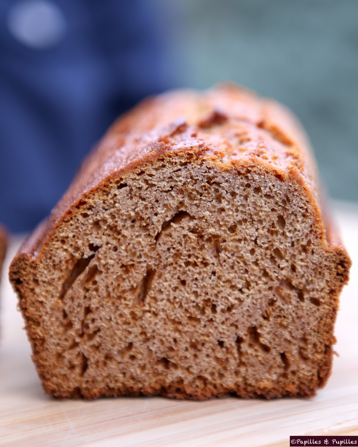 Pain d’épices spécial foie gras, entamé, prêt à être servi à l’apéritif