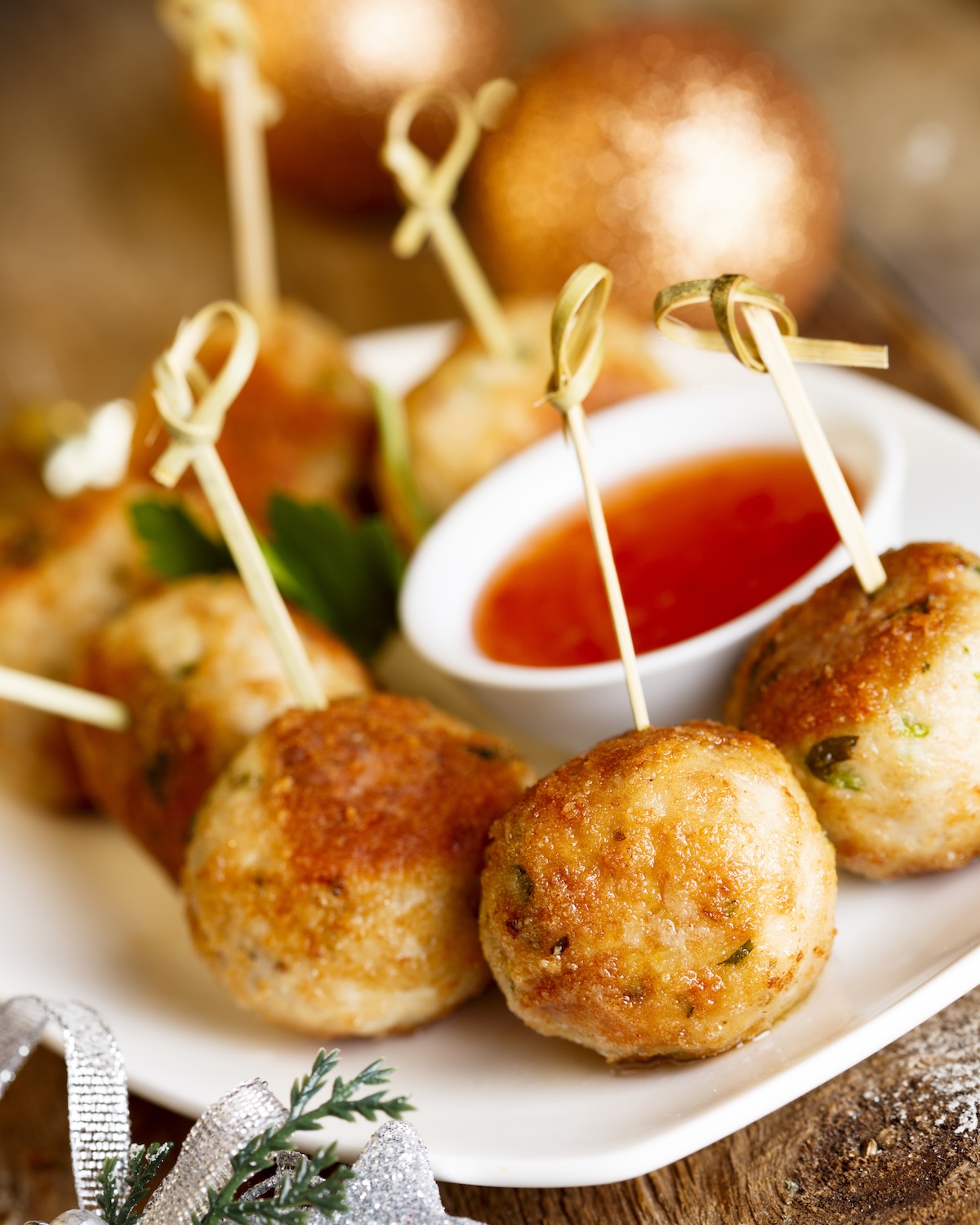 Brochettes colorées servies sur une table de fête