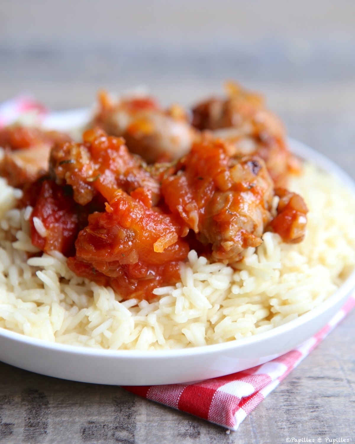 Assiette de riz servie avec un rougail saucisse maison
