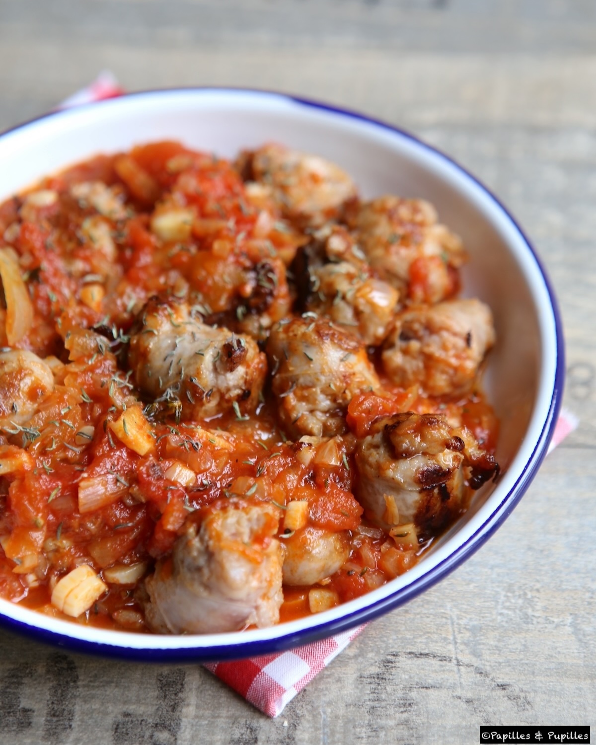 Rougail saucisse maison en cuisson dans une sauteuse