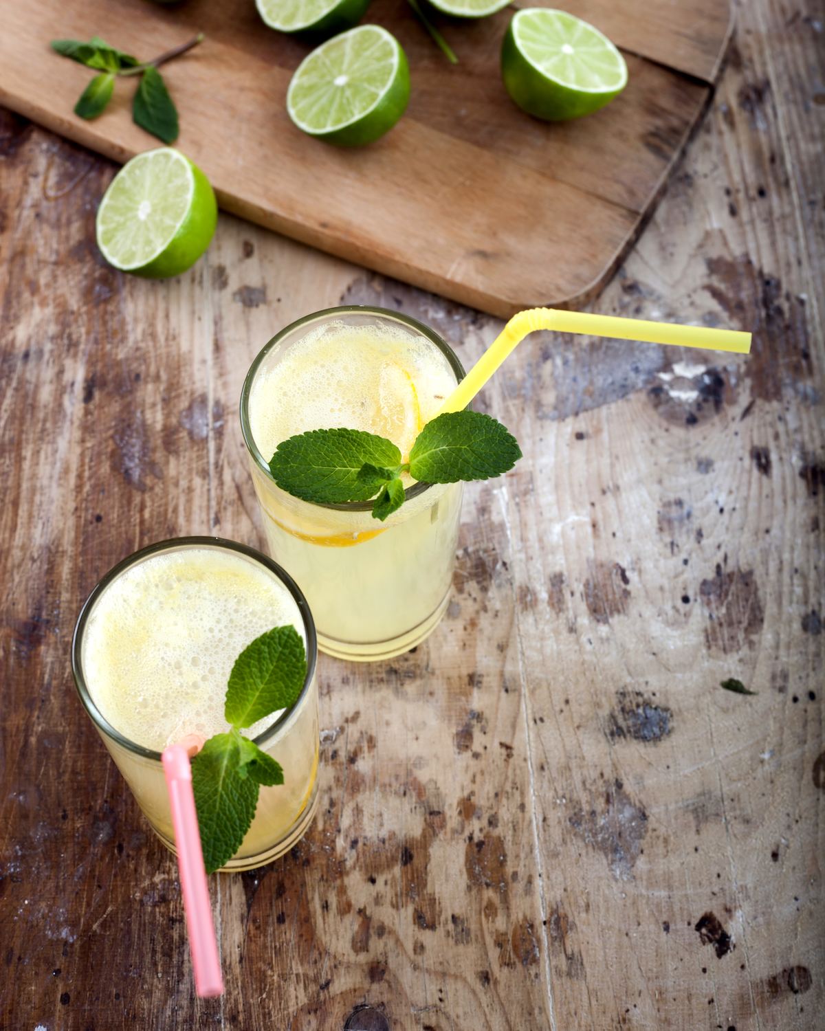 Virgin mojito sans alcool, menthe fraîche et citron vert dans un grand verre