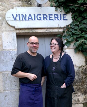 Philippe et Françoise Fleuriet devant la vinaigrerie