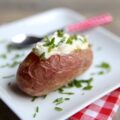 Pommes de terre au four, fromage frais et ciboulette