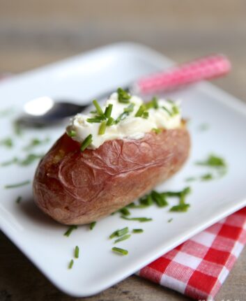 Pommes de terre au four, fromage frais et ciboulette