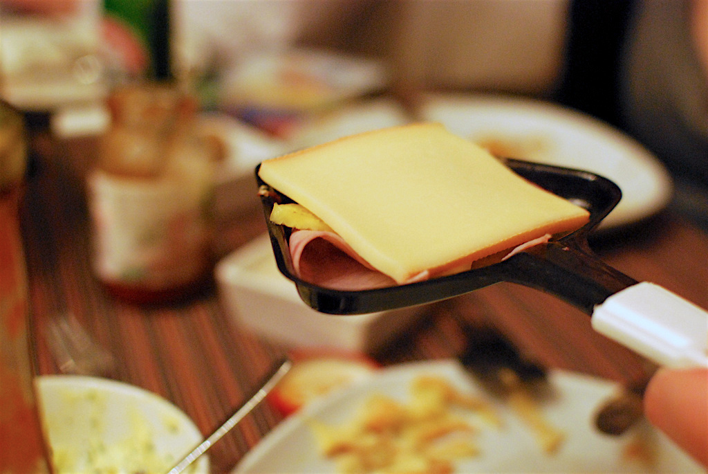 Fromage à raclette fondu et raclé © Benjamin Jopen CC BY-SA 2.0