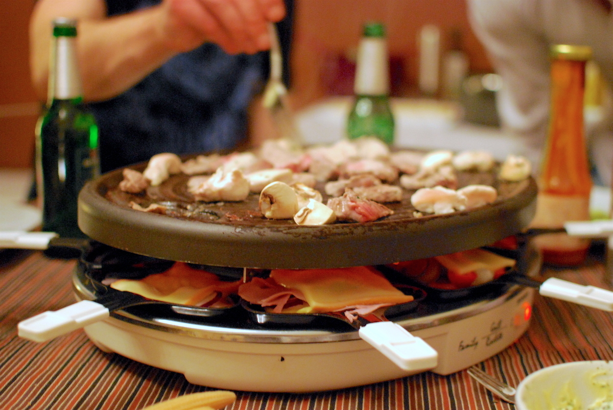 Raclette servie sur table conviviale © Benjamin Jopen CC BY-SA 2.0