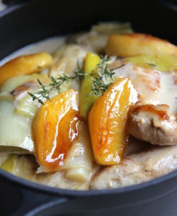 Escalopes de poulet aux poireaux, pommes et cidre