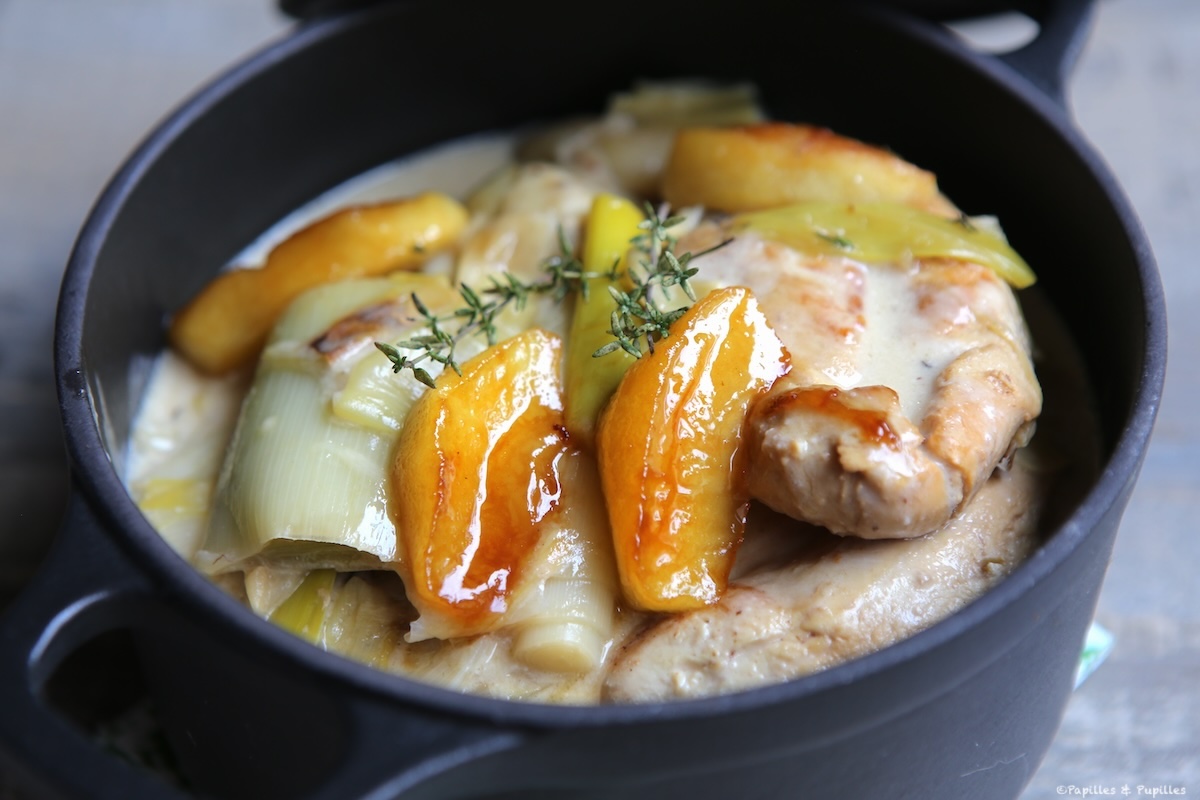 Escalopes de poulet aux poireaux, pommes et cidre