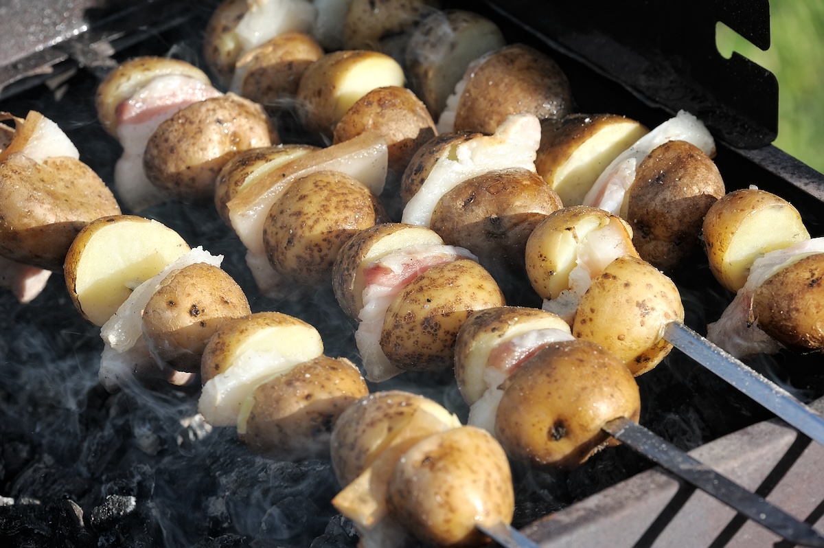 Brochettes de pommes de terre au BBQ (c) Aerodim shutterstock