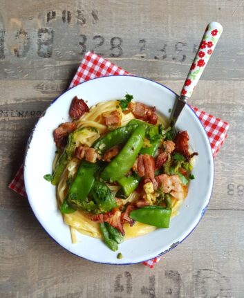 Pâtes à la carbonara aux légumes de printemps