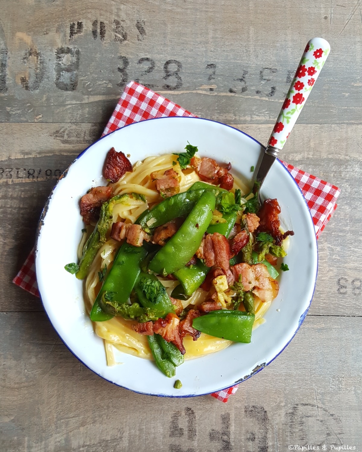Pâtes à la carbonara aux légumes de printemps
