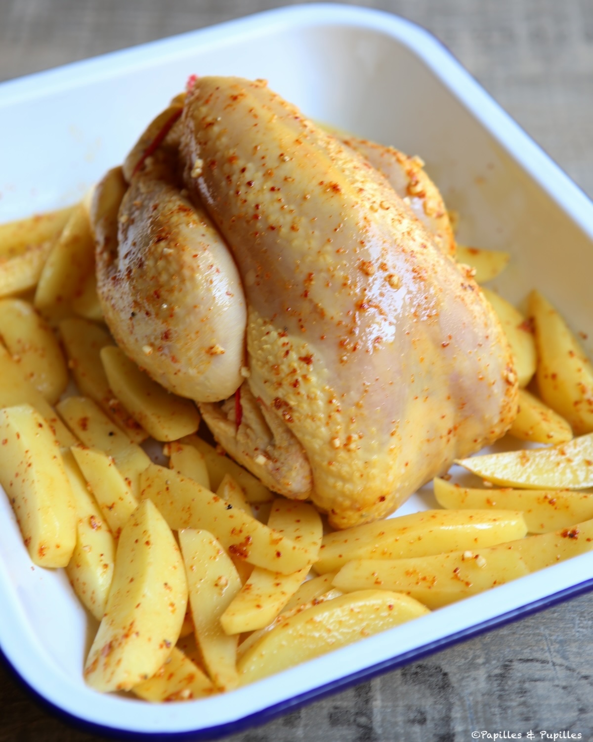 Poulet entouré de pommes de terre