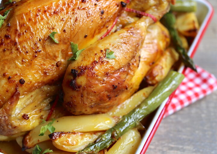 Poulet rôti aux pommes de terre et aux asperges vertes
