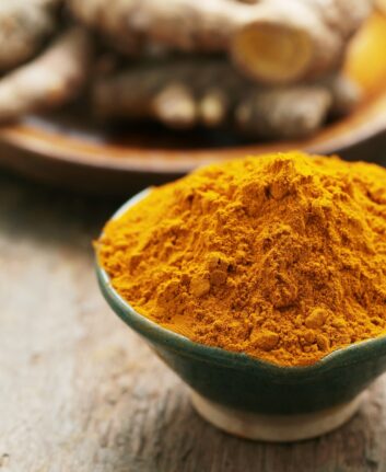 Poudre de curcuma (c) tarapong srichaiyos shutterstock