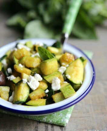 Courgettes aux épices, feta et olives noires