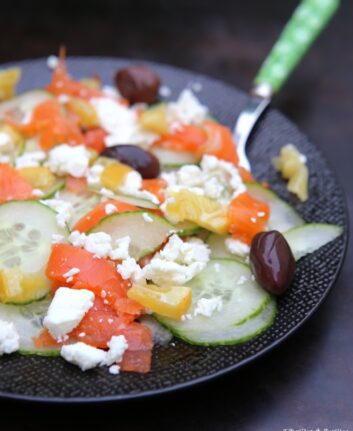 Salade de concombre, saumon fumé et féta