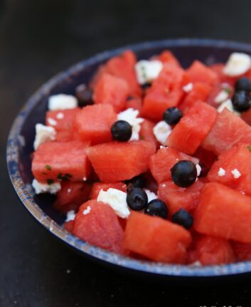 Salade de pastèque, myrtille, oignon rouge et feta