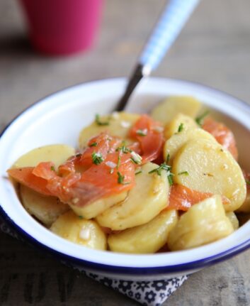 Salade de pommes de terre, truite fumée et ciboulette