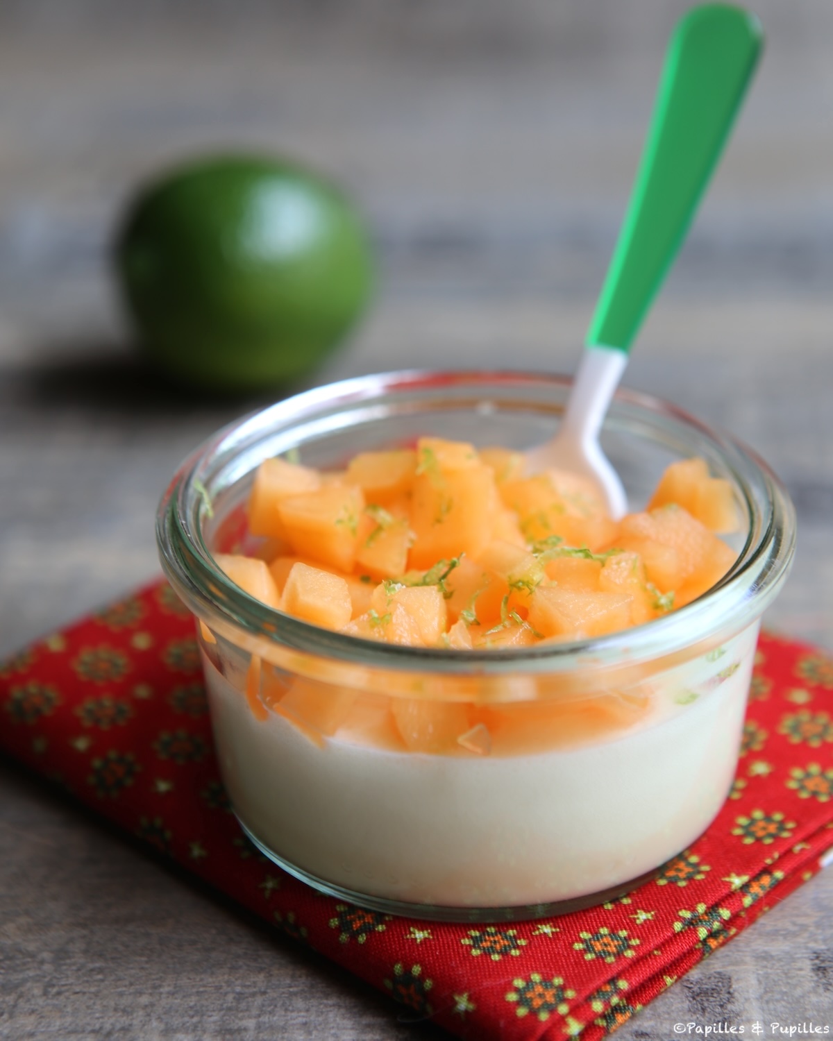 Verrines de chocolat blanc, melon et citron vert servies en dessert d'été frais et léger