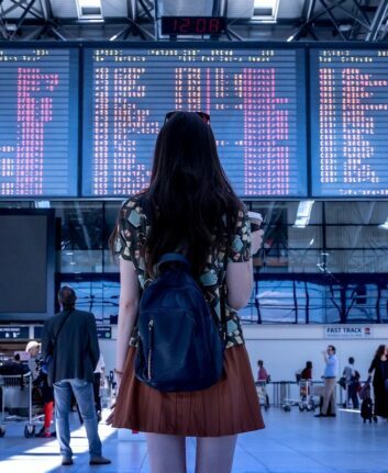 voyager - Femme dans un aéroport