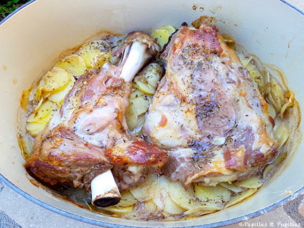 Epaule d’agneau au four, lit de pommes de terre boulangères