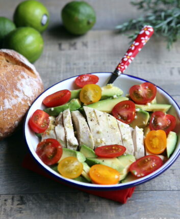 Salade au poulet, à l'avocat et aux tomates cerises