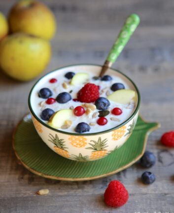 Porridge façon power bowl aux pommes et framboises