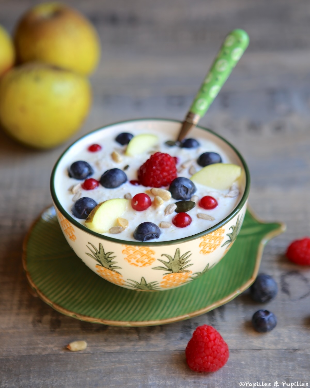 Porridge façon power bowl aux pommes et framboises