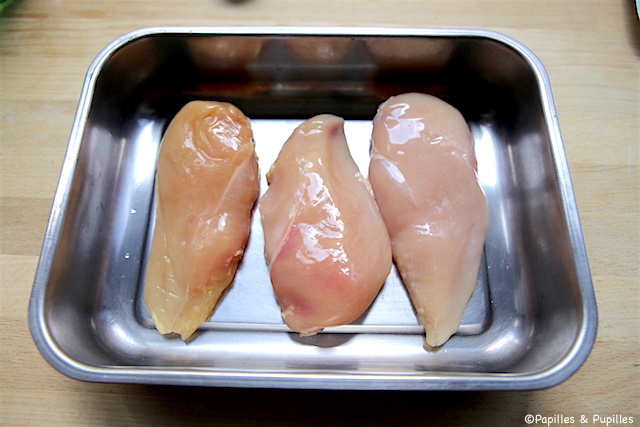 Mettez les blancs de poulet dans un plat allant au four
