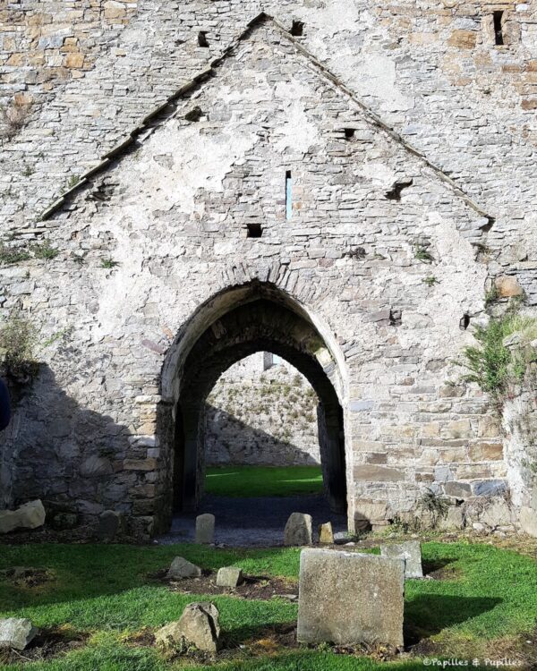 Grande arche en pierre des ruines de Newtown Jerpoint dans le comté de Kilkenny