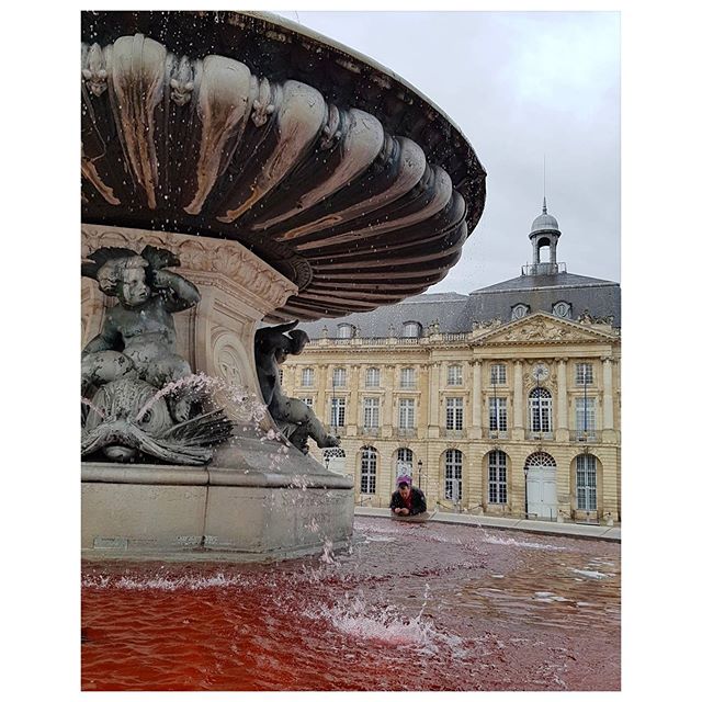 L'eau de la fontaine des 3 Grâces colorée en rose pour soutenir la lutte contre le cancer du sein
